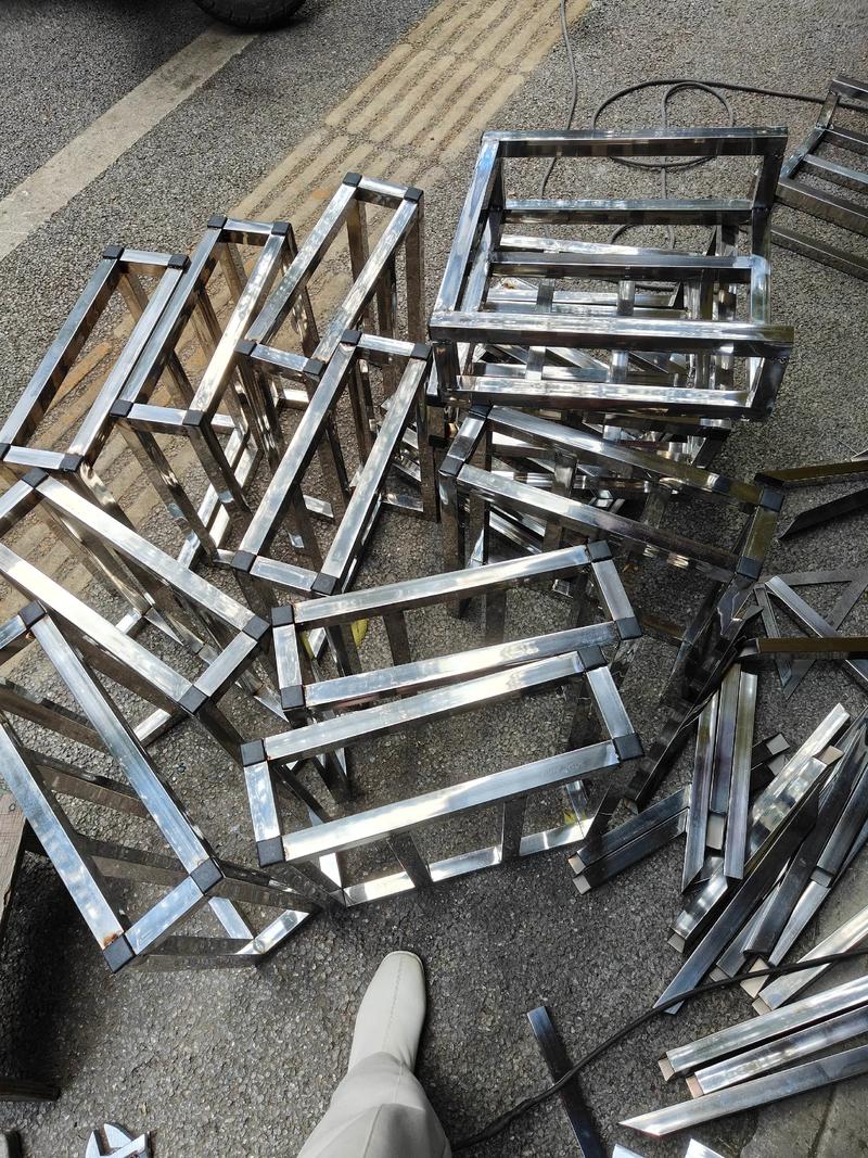 不锈钢制品在食堂送餐小推车与建筑材料领域的创新应用与价值